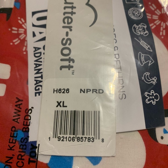 Butter-soft holiday scrub top. Women’s XL $12 - Picture 2 of 4